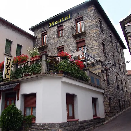 Pirineos Guest house *